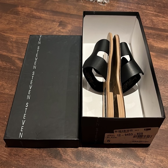 Steve Madden Grady Leather Sandals - Picture 8 of 8